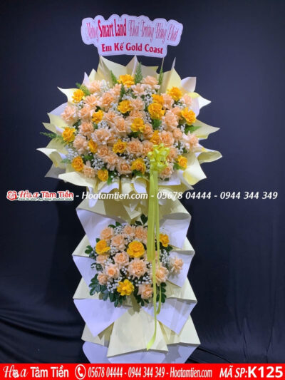 Kệ hoa khai trương shop Hoa Tâm Tiền sang trọng