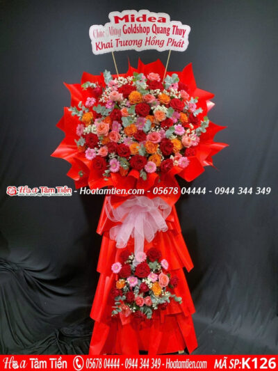 Kệ hoa khai trương cửa hàng Hoa Tâm Tiền độc đáo