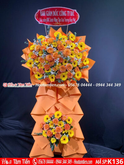 Kệ hoa khai trương Hoa Tâm Tiền tone vàng chanh