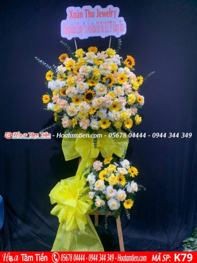 Kệ hoa khai trương tông vàng nhẹ nhàng
