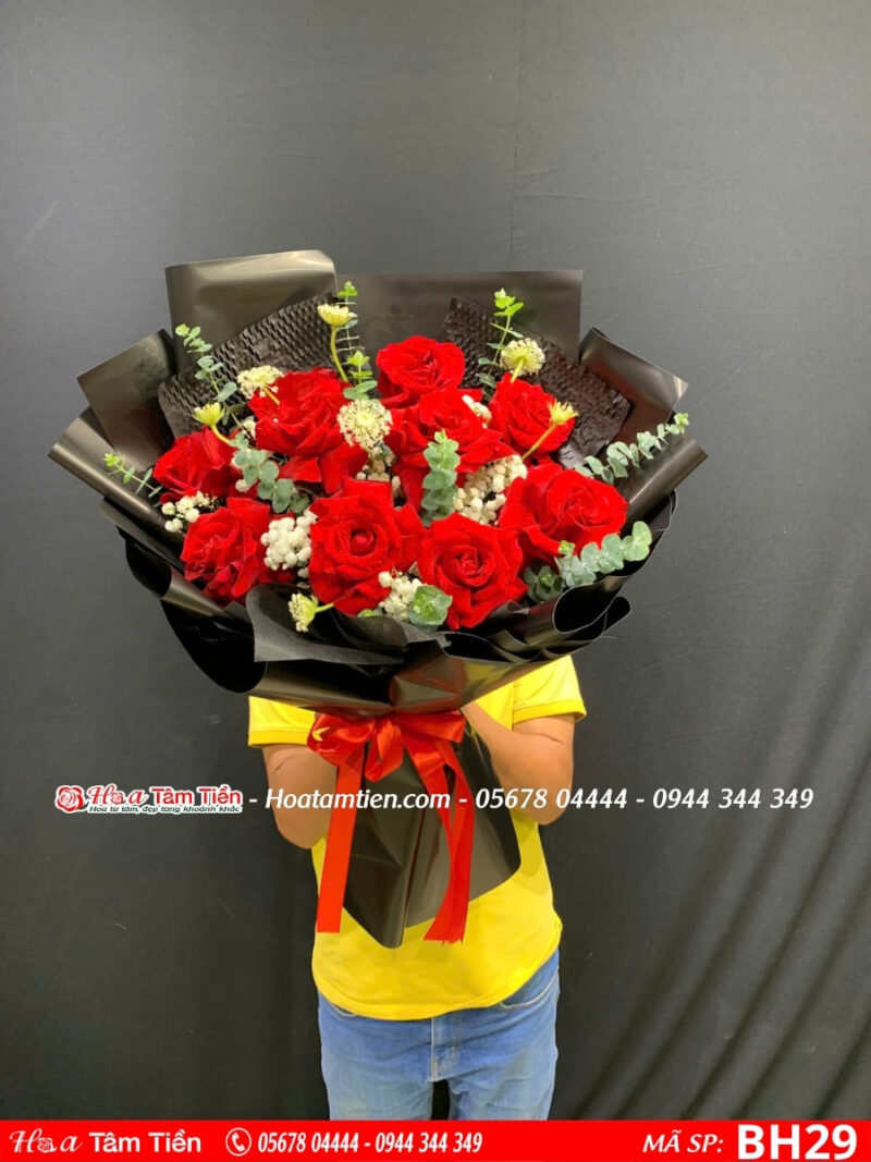Bó hoa kỷ niệm ngày cưới hồng đỏ sang trọng