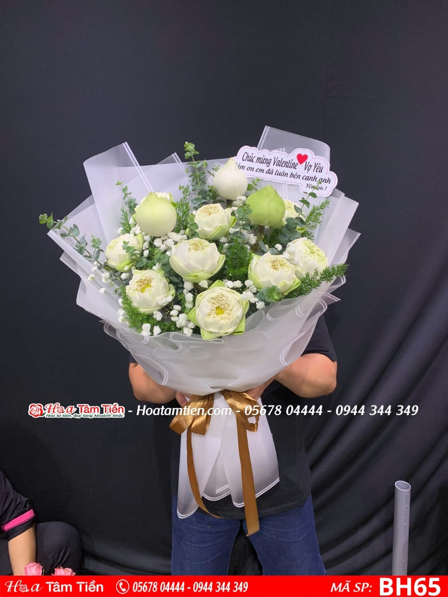 Bó hoa xin lỗi kết hợp hoa sen trắng tại Hoa Tâm Tiền