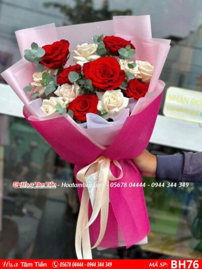 Bó hoa 20/10 kem đỏ nhẹ nhàng tại Shop Hoa Tươi Vũng Tàu