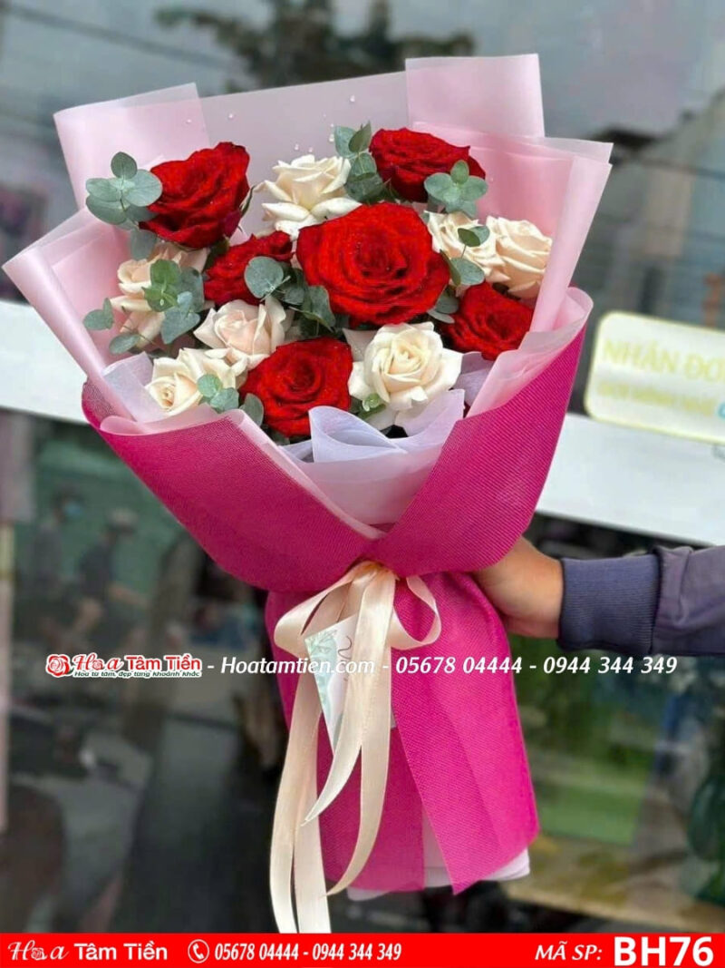 Bó hoa 20/10 kem đỏ nhẹ nhàng tại Shop Hoa Tươi Vũng Tàu