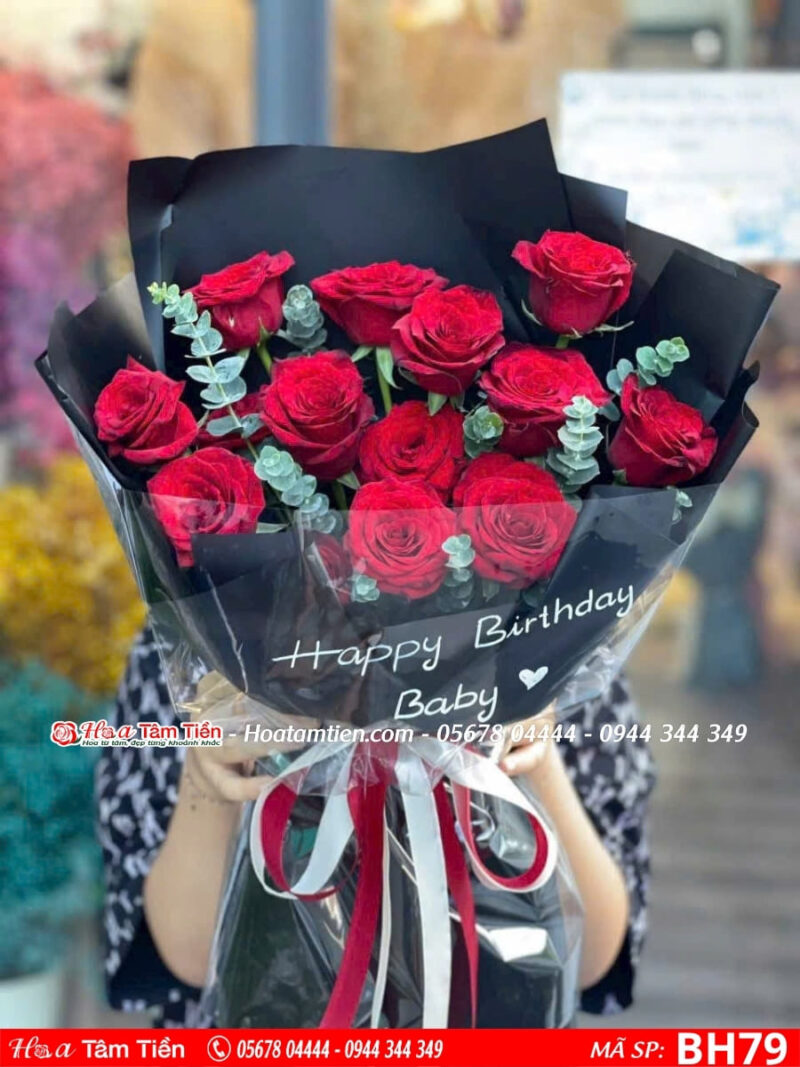 bó hoa gam màu đỏ đen giấy kính