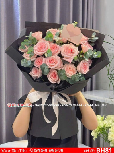 bó hoa hồng mix giấy đen sang trọng