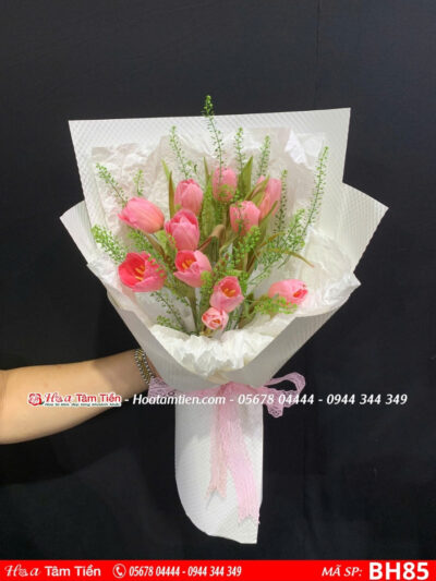 bó hoa tulip đỏ được mix giấy trắng tại shop hoa tâm tiền vũng tàu