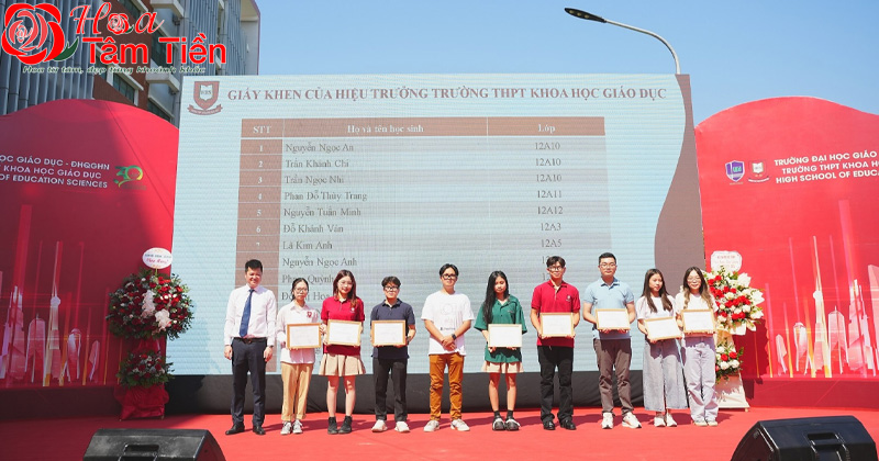Trao học bổng và khen thưởng
