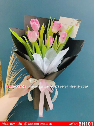bó hoa tulip hồng 5 bông gói giấy đen