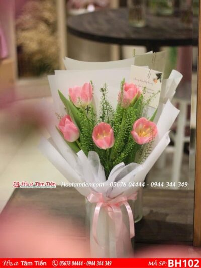 bó hoa tulip hồng 5 bông gói giấy trắng tại shop hoa vũng tàu