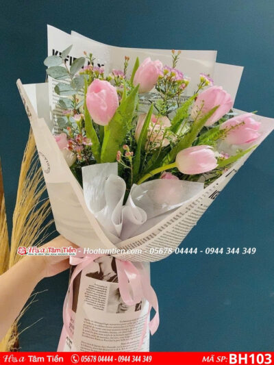 bó hoa 5 bông tulip hồng mix hoa hồng ở shop hoa vũng tàu