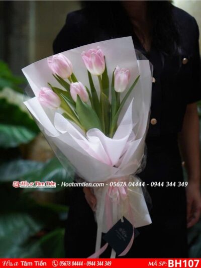 bó hoa 5 bông tulip hồng gói giấy trắng nhẹ nhàn yêu thương