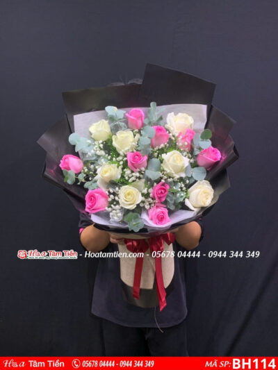 bó hoa hồng trắng mix hồng sen gói giấy đen tại hoa tươi vũng tàu