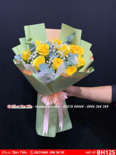 bó hoa hồng vàng giấy xanh lá tại hoa tâm tiền