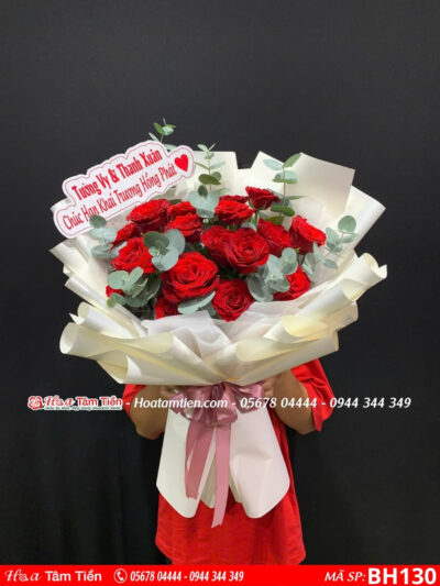 bó hoa hồng đỏ mix lá bạc gói giấy trăng tinh khôi tại shop hoa vũng tàu