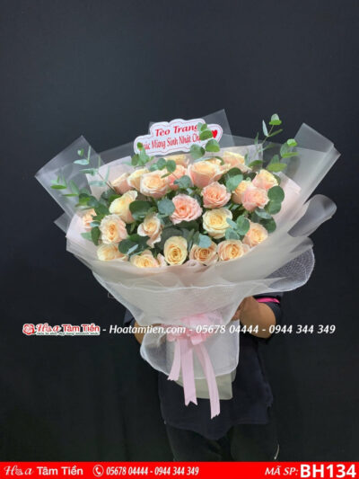 bó hoa hồng mondial mix lá bạc gói giấy trắng mờ