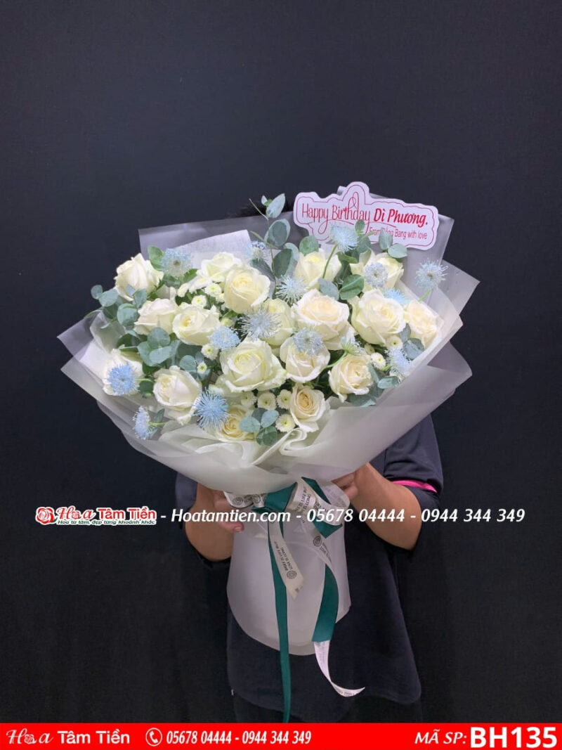 bó hoa tone trắng mix giấy trắng mờ tại hoa tươi vũng tàu