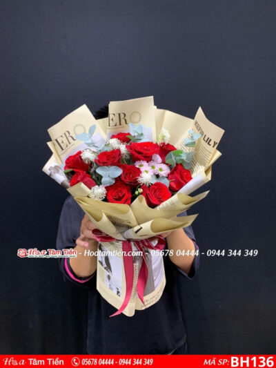 bó hoa hồng đỏ mix hoa cúc rossi hồng gói giấy báo