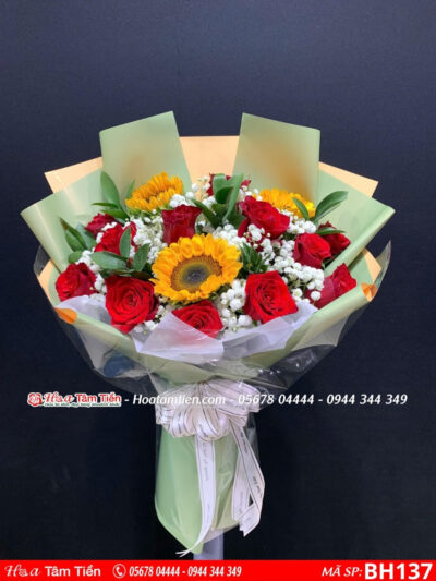 bó hoa hồng đỏ mix hoa hướng dương gói giấy xanh lá tại hoa tươi vũng tàu