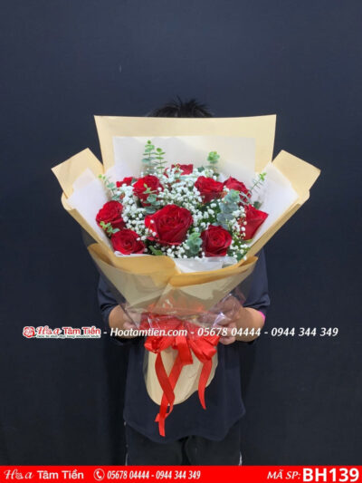 bó hoa hồng đỏ mix baby và lá bạc gói giấy báo tại shop hoa tươi phường rạch dừa