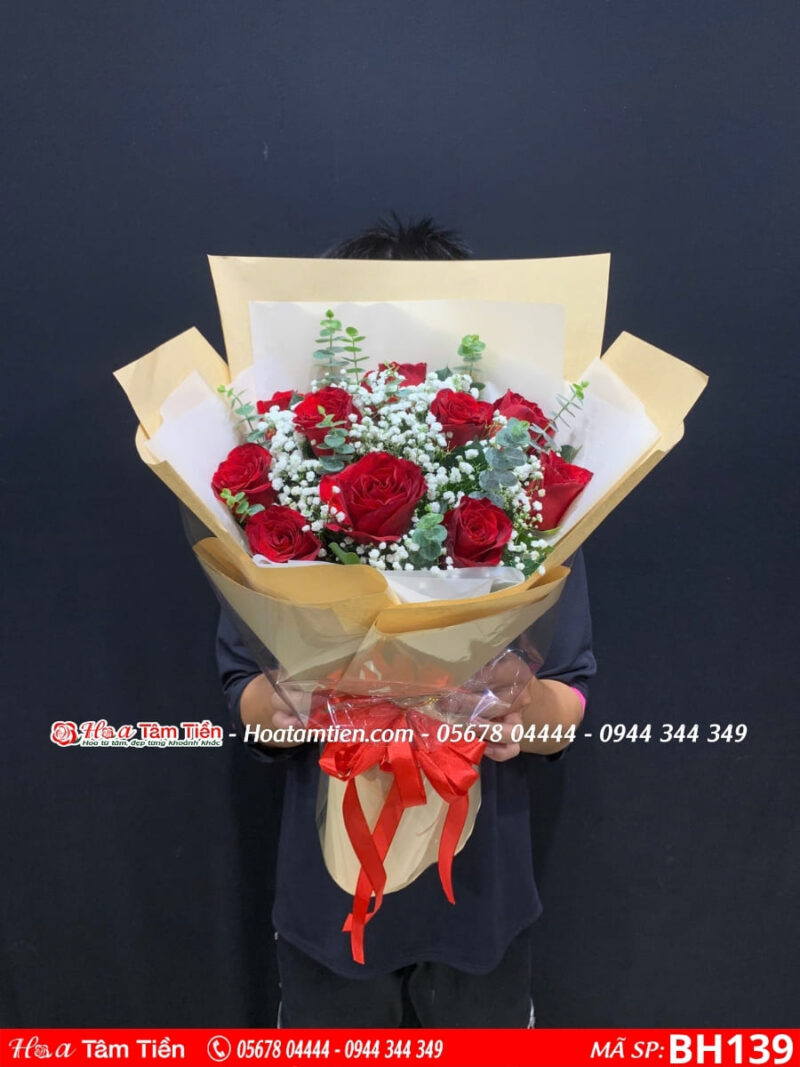 bó hoa hồng đỏ mix baby và lá bạc gói giấy báo tại shop hoa tươi phường rạch dừa