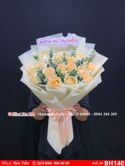 bó hoa hồng mở gà mix hoa baby lá bạc gói giấy kem vàng