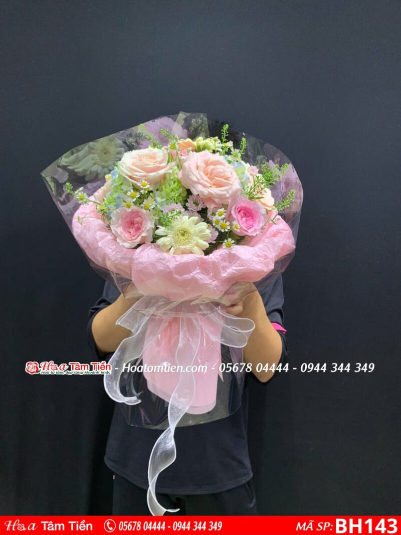 bó hoa mix nhiều loại hoa gói giấy bóng kính tại hoa tươi tâm tiền vũng tàu