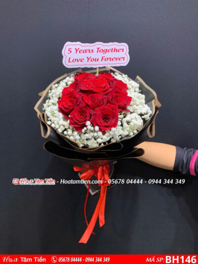 bó hồng đỏ ecu bó tròn mix cùng baby trắng gói giấy đen tại hoa tươi vũng tàu