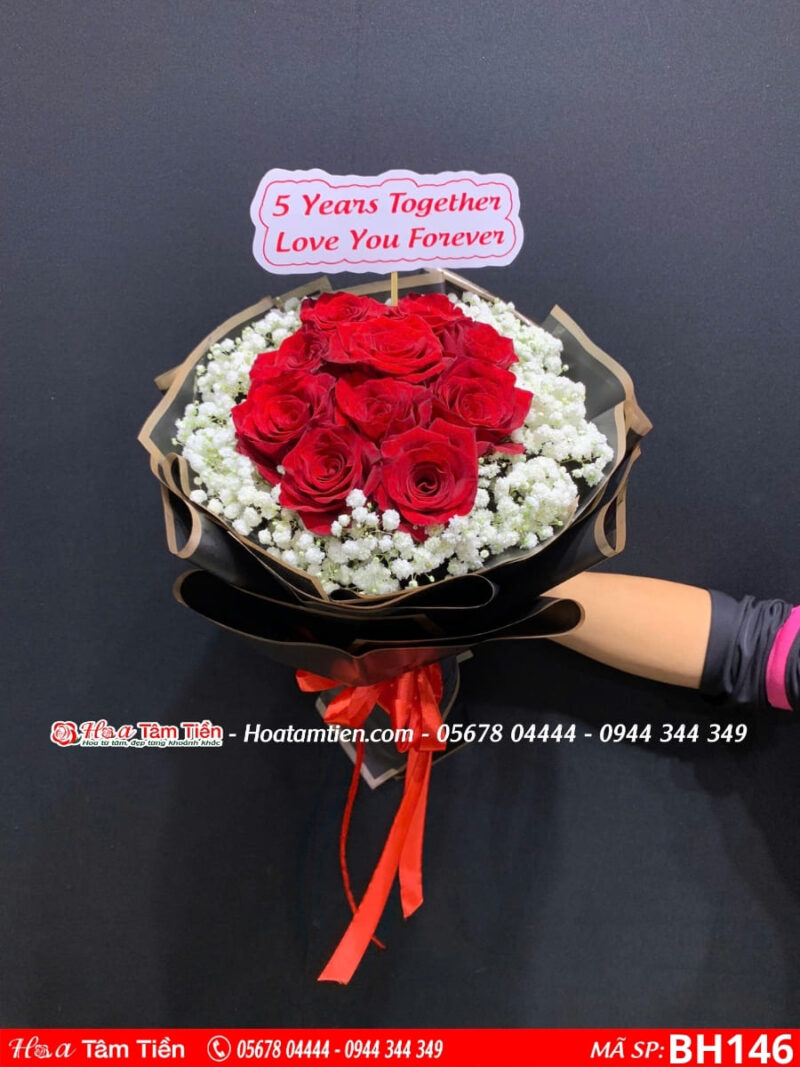 bó hồng đỏ ecu bó tròn mix cùng baby trắng gói giấy đen tại hoa tươi vũng tàu