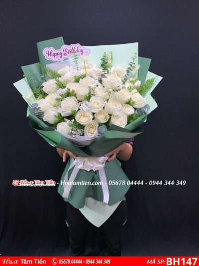 Bó hoa hồng trắng mix giấy gói màu xanh là tại shop hoa vũng tàu