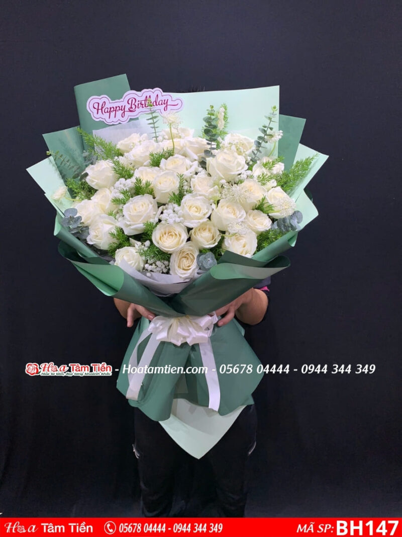 Bó hoa hồng trắng mix giấy gói màu xanh là tại shop hoa vũng tàu