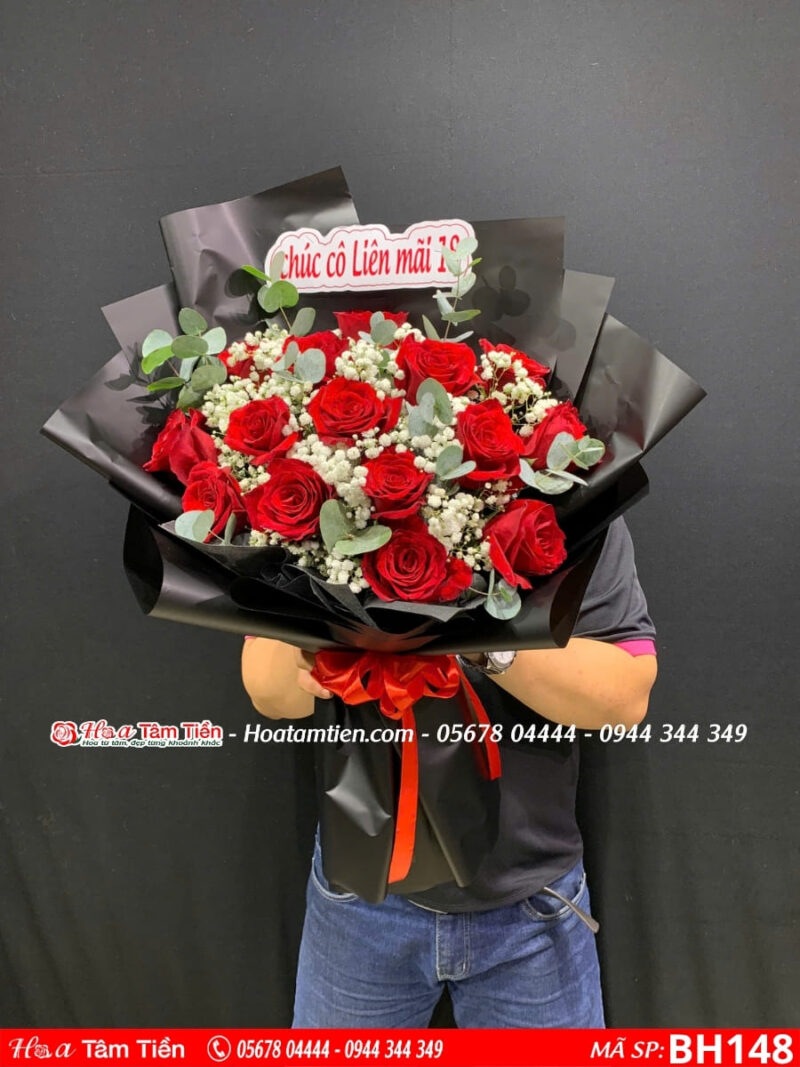 bó hoa hồng đỏ mix baby lá bạc gói giấy đen tại shop hoa tâm tiền