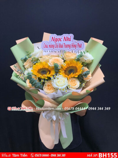 bó hoa hướng dương phối hoa hồng mỡ gà và hồng trắng gói giấy xanh bơ