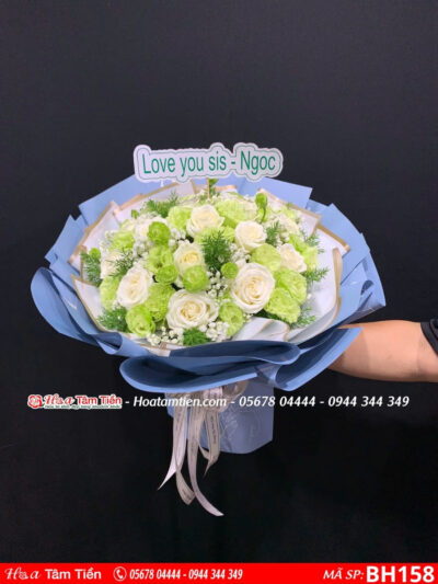 bó hoa hồng trắng mix cát tường xanh lá tại shop hoa vũng tàu