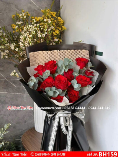 bó hoa hồng đỏ mix lá bạc giấy hai màu nâu đen