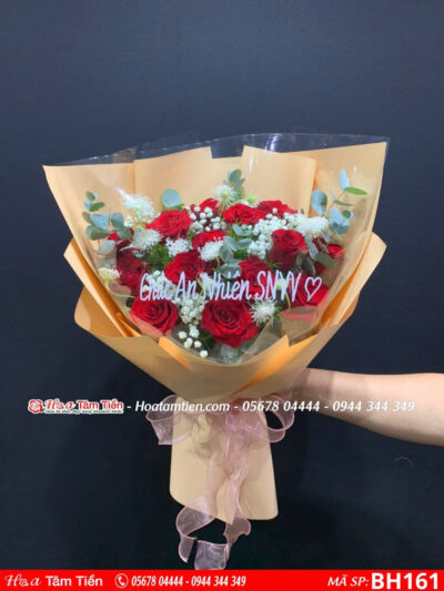Bó hoa hồng đỏ mix hoa thuý châu gói giấy màu nâu