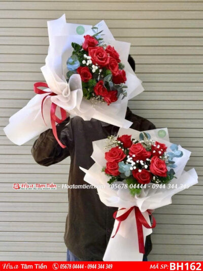 bó hoa hồng đỏ mix hoa baby lá bạc gói giấy trắng