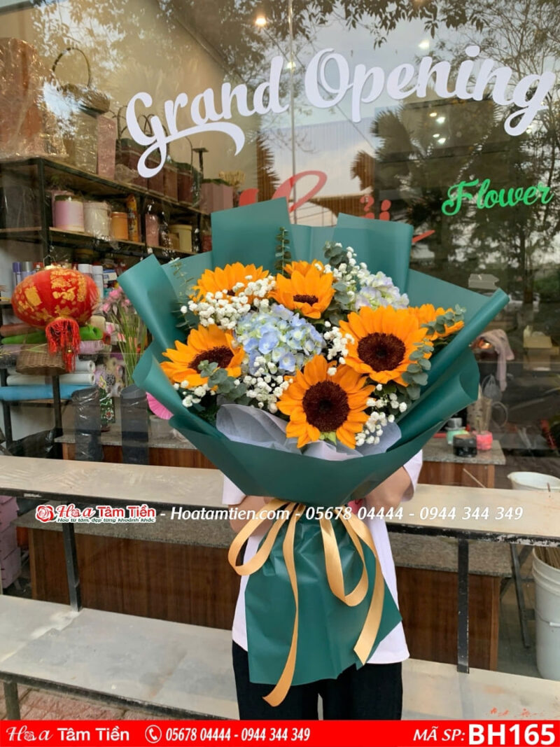 bó hoa hướng dương mix cẩm tú cầu gói giấy xanh lá tại shop hoa tươi vũng tàu