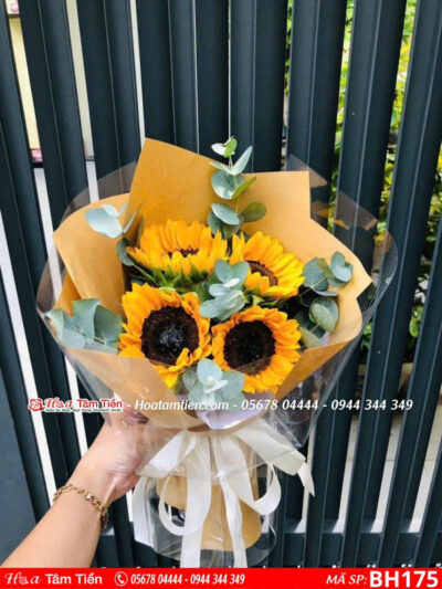 bó hoa 4 bông hướng dương mix lá bạc gói giấy báo tại hoa tâm tiền