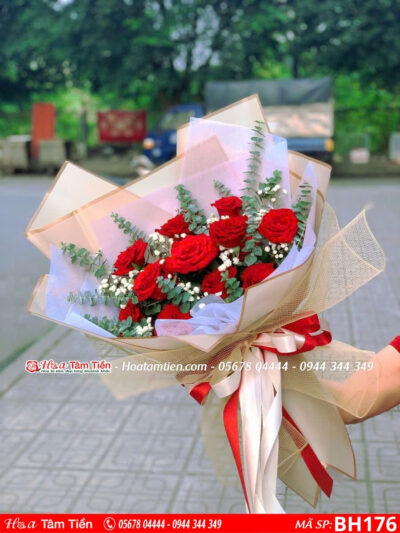 bó hoa hồng đỏ mix baby lá bạc giấy gói màu nâu