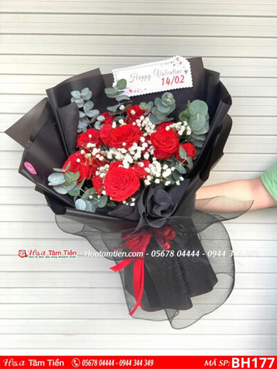 bó hoa hồng đỏ giấy đen mix hoa baby lá dola