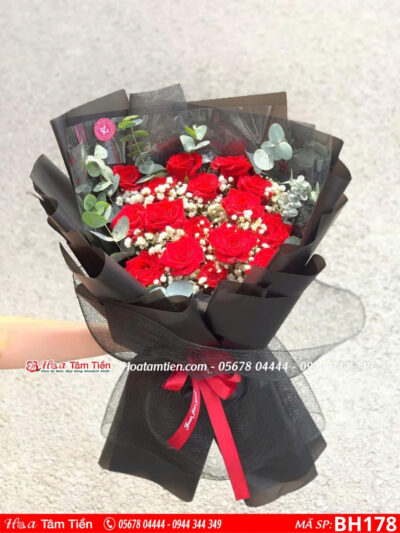 bó hoa hồng đỏ giấy đen mix hoa baby lá bạc lớn