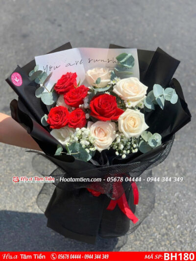 bó hoa 11 bông hồng đỏ mix hồng pastel gói giấy đen tại hoa tâm tiền