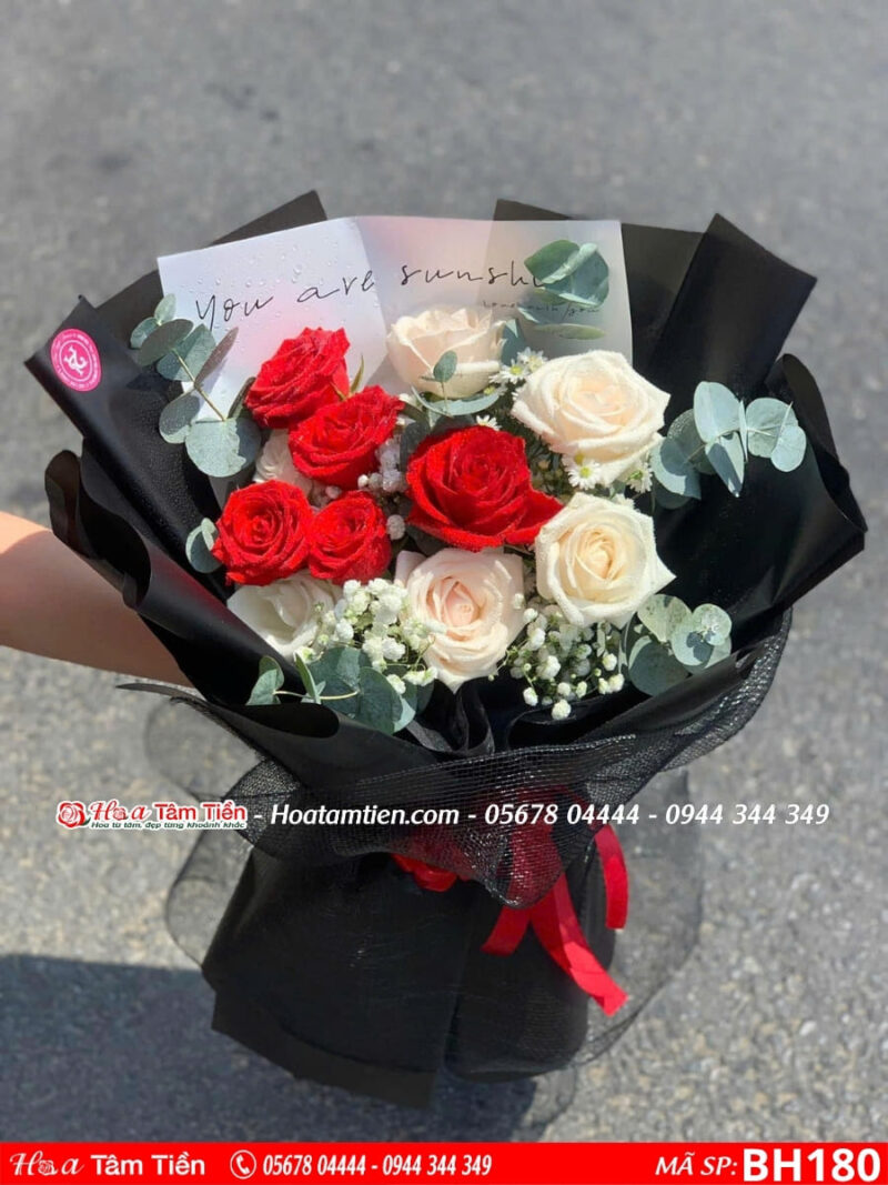 bó hoa 11 bông hồng đỏ mix hồng pastel gói giấy đen tại hoa tâm tiền