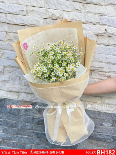 bó hoa cúc tana mix giấy báo và giấy trắng