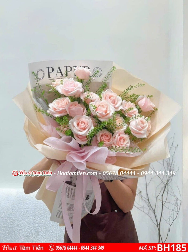 bó hoa 20 bông hồng pastel mix cỏ đồng tiền gói giấy báo và giấy trắng