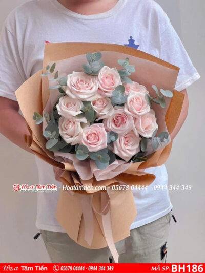 Bó hoa 12 bông hồng pastel mix lá bạc gói giấy báo tại shop hoa tâm tiền