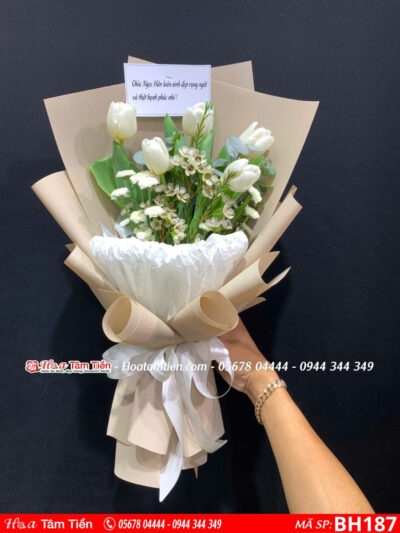 Bó hoa 5 bông tulip trắng mix hoa nhí gói giấy nâu