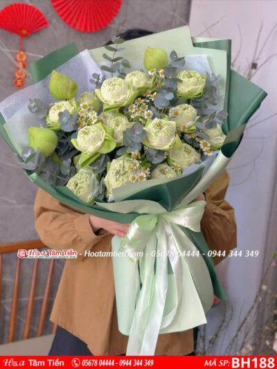 Bó hoa sen trắng mix lá bạc gói giấy trắng xanh lá