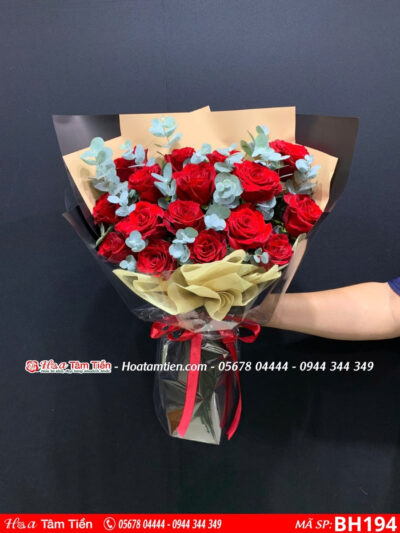 bó hoa hồng đỏ mix lá bạc gói giấy nâu đen